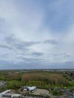 antenn se av bedford stad av bedfordshire, England Storbritannien under blåsigt och molnig dag. april 5:e, 2024 foto
