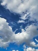 skön himmel med dramatiska moln över birmingham stad av England förenad rike, Mars 30:e, 2024 foto