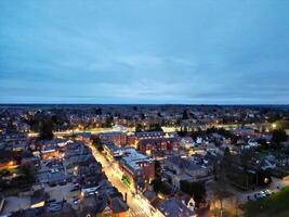 hög vinkel se av upplyst central harpenden stad av England under natt. förenad rike. Mars 16:e, 2024 foto