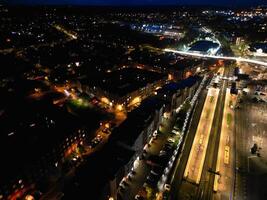 antenn natt se av upplyst central aylesbury stad av England förenad rike. april 1:a, 2024 foto