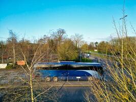 hög vinkel se av parkera och rida buss station på thornhill oxfordshire England förenad rike under soluppgång. Mars 23:e, 2024 foto