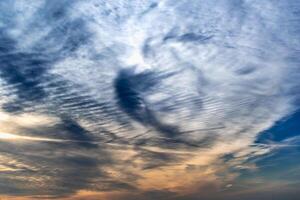 skön tvärstrimmig moln bildning i himmel ser tycka om fluffig vågor, väder prognos foto