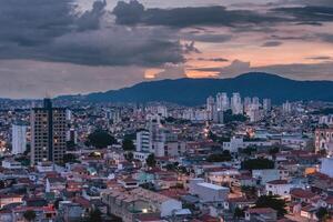 arial se från de norr område av de stad sao paulo, Brasilien på natt. foto