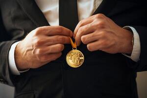 ai genererad affärsman innehav en guld medalj i svart kostym. foto