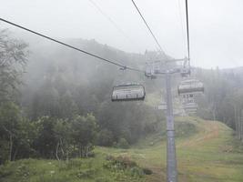 linbanan i Kaukasusbergen. sochi-området, roza khutor, ryssland foto