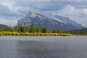 cinnober sjöar nära banff, Kanada. foto