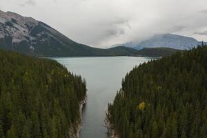 antenn se av stewart kanjon på sjö minnewanka, banff nationell parkera. foto