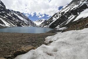 laguna del inka är en sjö i de cordillera område, chile, nära de gräns med argentina. de sjö är i de portillo område foto