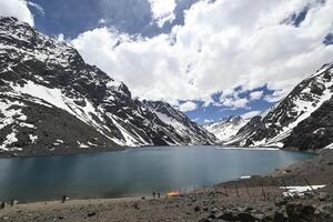 laguna del inka är en sjö i de cordillera område, chile, nära de gräns med argentina. de sjö är i de portillo område foto