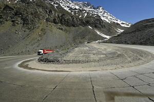 los caracoles öken- motorväg, med många kurvor, i de andes bergen foto