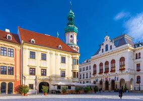 sopron, ungern - 13 oktober 2023. se av de brand torn och stad hall i de central fyrkant av de stad av sopron foto