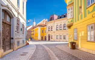 sopron, ungern - 13 oktober 2023. färgrik historisk hus i ett av de huvud gator i de gammal stad av sopron. foto