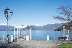 skön vid vatten på laveno monbello, Italien foto