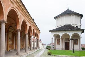 korridor och kyrka av santi gervasio och protasio, baveno, Italien. foto