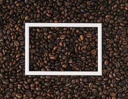 rostad kaffe bönor bakgrund med vit ram kopia Plats. minimal begrepp och enkelhet. kaffe estetisk bakgrund. platt lägga, topp av se. foto