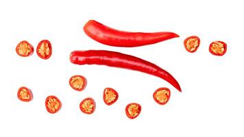 topp se uppsättning av röd chili peppar med skivor isolerat på vit bakgrund med klippning väg foto