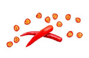 topp se uppsättning av röd chili peppar eller kajenn peppar med skivor eller bitar isolerat på vit bakgrund med klippning väg foto