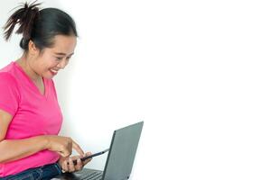 kvinna använder sig av bärbar dator på vit bakgrund foto