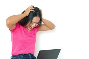 kvinna använder sig av bärbar dator på vit bakgrund ,olycklig och arg humör. foto