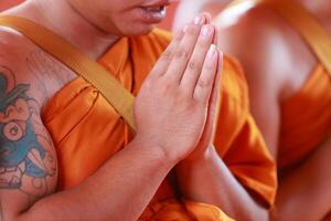 munkar är utför buddist ritualer till be för de själar av de den avlidne till gå till himmel och hitta lycka efter död. de begrepp av buddist ritualer till be för de sprit av de den avlidne. foto