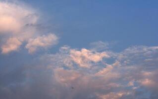 skön bakgrund Foto av kväll himmel och vit moln