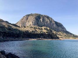 utsikt till sanbangsan berget. ön Jeju, Sydkorea foto