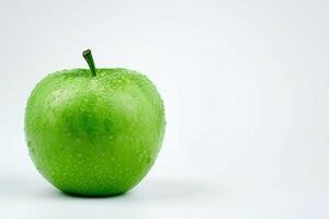 ai genererad knaprig grön äpple isolerat på vit bakgrund foto
