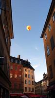 gående i de historisk Centrum av stockholm. du kan ser de konstruktion webbplats kranar och en varm luft ballong. foto