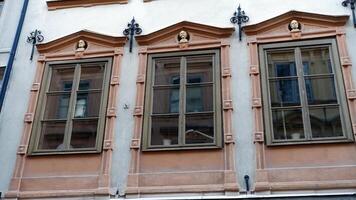 Fasad av en historisk byggnad i central stockholm. på de fönster du kan ser de huvuden av tecken från italiensk historia. foto