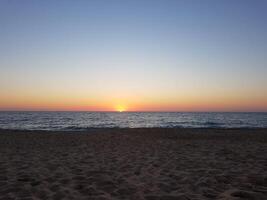 Foto av en solnedgång på de strand
