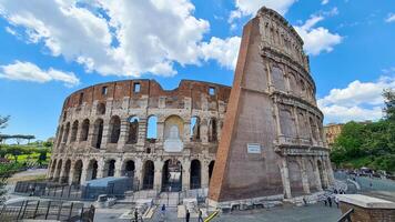 de colosseum i rom, också känd som de flavian amfiteater, är ett ikoniska gammal roman amfiteater den där har stod för nästan två årtusenden. foto