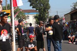 jalan sehat. promenad runt om de by. strålning av fira indonesiska oberoende dag, magelang, indonesien augusti 13, 2023 foto