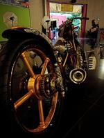 museum angkut, malang, 2023 - en ändrad motorcykel med guld fälgar foto