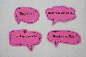 rosa papper bubbla Tal kort med text tacka du, tacka du mycket mycket, jag är djupt tacksam, tack en miljon. begrepp, undervisning hjälpa för engelsk kommunikation. foto