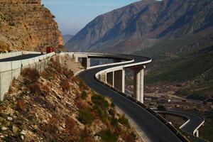 en väg i de berg , detta väg är känd som quetta väg, rakhi gaj stål bro är känd i de värld dess en ny undra i sammandragning i pakistan på 2023-09-25 foto