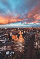 tittar på de solnedgång över Gent från de historisk torn i de stad Centrum. romantisk färger i de himmel. röd ljus belysande Gent, Flandern område, belgien foto