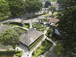 puncak, bogor, Indonesien, 2023 - antenn Foto av en skön traditionell restaurang byggnad omgiven förbi grönska och vatten, i puncak, jakarta