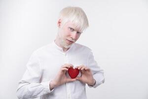 porträtt av ett albino man i studio klädd t-shirt isolerat på en vit bakgrund. onormal avvikelser. ovanlig utseende foto