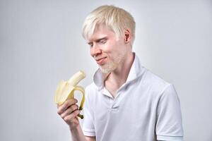 albinism albino man i studio klädd t-shirt isolerat på en vit bakgrund. onormal avvikelser. ovanlig utseende foto