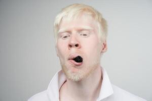 albinism albino man i studio klädd t-shirt isolerat på en vit bakgrund. onormal avvikelser. ovanlig utseende foto