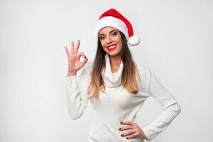 stänga upp porträtt vackert caucasian kvinna i röd santa hatt på vit studio bakgrund. jul och ny år Semester begrepp. foto