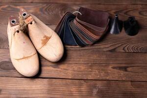 läder prover för skor och trä- sko sista på mörk trä- tabell. foto