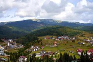 bukovel, ukraina oktober 2020 höst säsong i åka skidor berg tillflykt foto