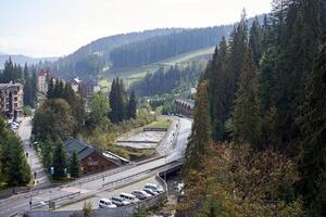 bukovel, ukraina oktober 2020 höst säsong i åka skidor berg tillflykt foto