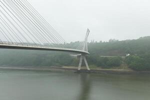 se av en kabelstag bro pont de terenez i Frankrike på en solig sommar morgon- foto