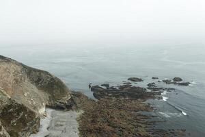 sommar atlanten klippig kust se stor stenig stenfall på stup Strand och hav surfa vågor. crozon, Frankrike se nära de minnesmärke sjö- flyg cape av de get Maj 2018 foto