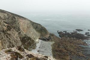 sommar atlanten klippig kust se stor stenig stenfall på stup Strand och hav surfa vågor. crozon, Frankrike se nära de minnesmärke sjö- flyg cape av de get Maj 2018 foto