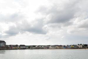 morgat, Frankrike 29 Maj 2018 skön se av naturskön smal gränd med historisk traditionell hus och kullerstensbelagda gata i ett gammal stad i Europa med blå himmel och moln i sommar foto