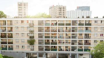 paris Frankrike 02 juni 2018 de gammal bostads- byggnader och de blå himmel. där är en massa av gammal byggnader i paris foto