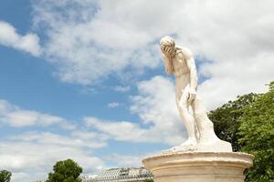 paris, Frankrike - 02 juni 2018 en facepalm staty. i de trädgård av tuilerier, nära bländskydd. cain efter de mörda av hans bror abel. skulptur förbi henri vidal 1896 .jardins des tuilerier foto